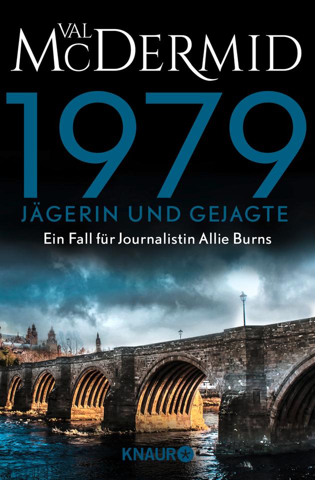 Das Cover des Krimis von Val McDermid, "1979 – Jägerin und Gejagte. Ein Fall für Journalistin Allie Burns". Es zeigt eine Brücke über einen Fluss, im Hintergrund ist in der Stadt eine Kirche zu sehen.