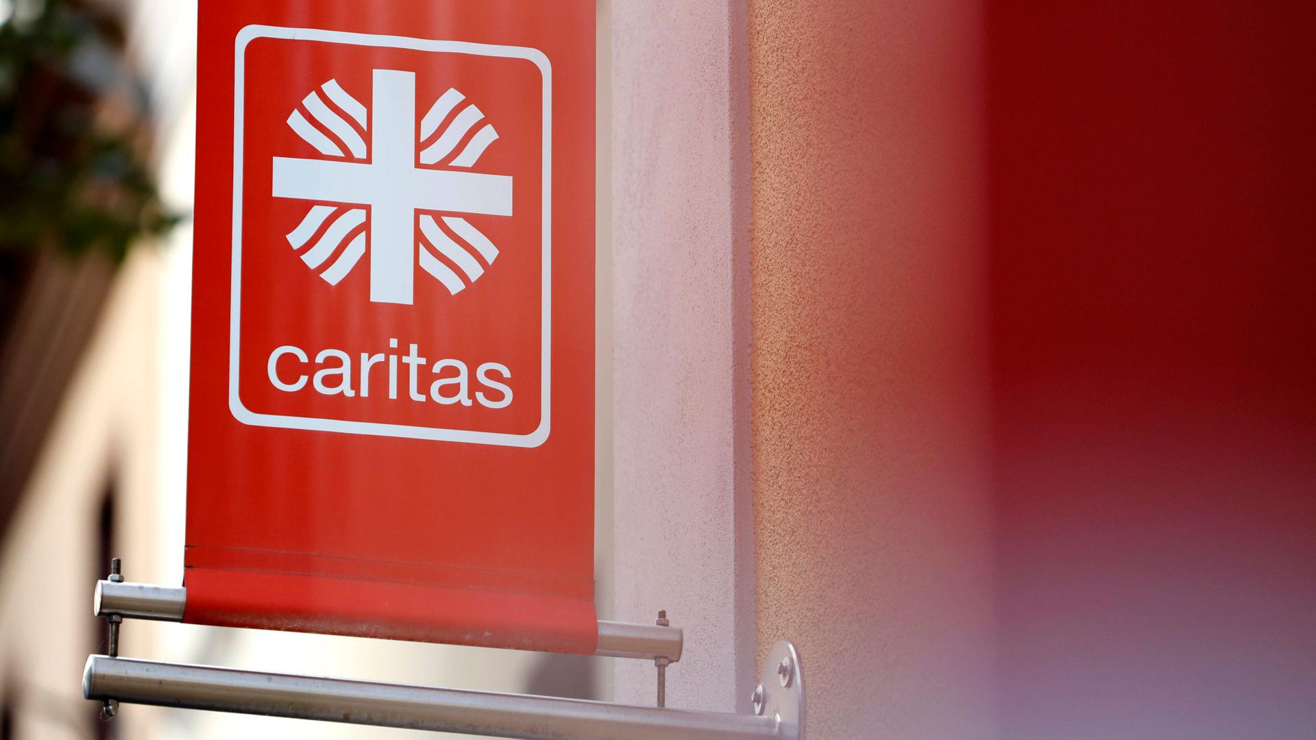 Eine Fahne mit dem Logo der Caritas.