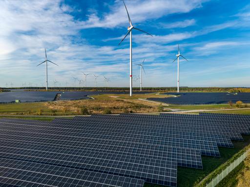 Energiepark Lausitz: Auf einer Hochkippe des einstigen Tagebaus Klettwitz in der Gemeinde Schipkau entsteht mit einer Solarleistung von 300 Megawatt eine der größten Photovoltaik-Freiflächenanlagen Deutschlands. 
