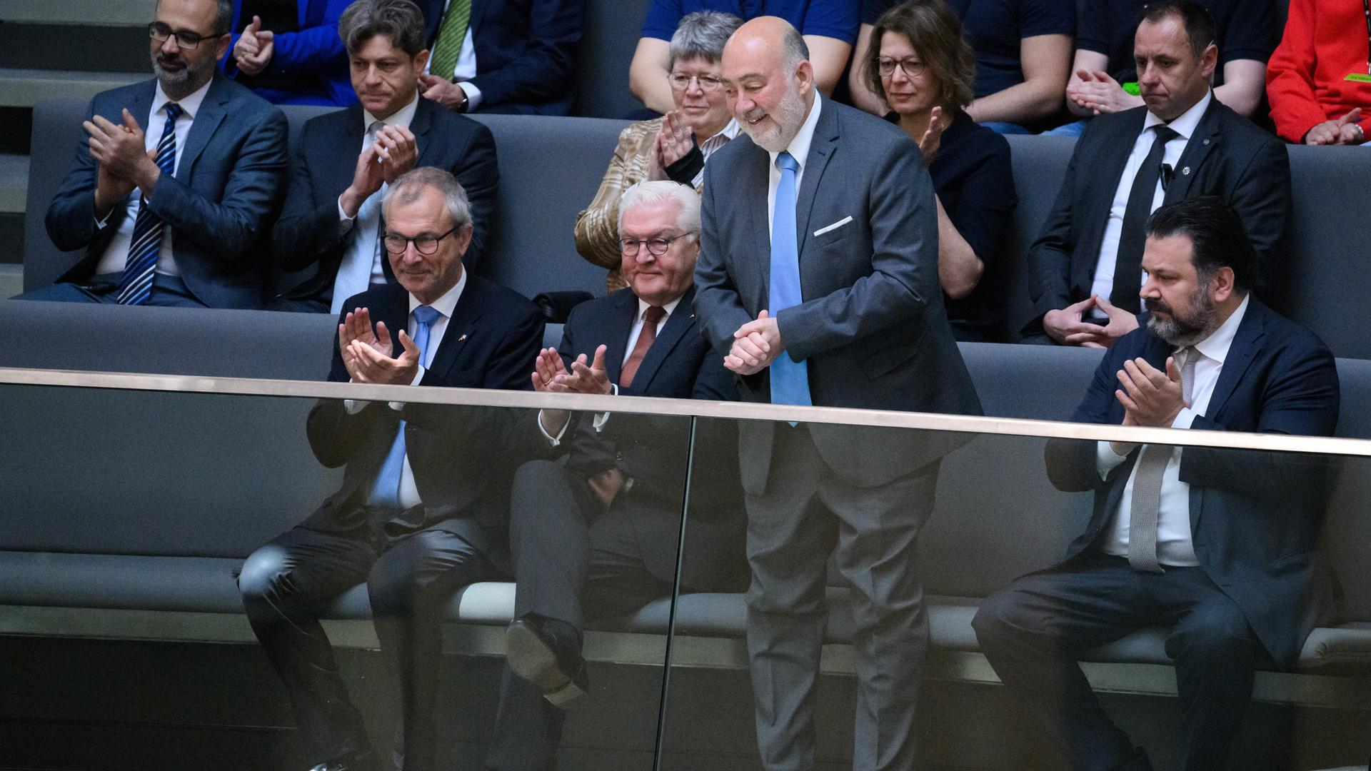 Bundespräsident Frank-Walter Steinmeier (SPD) nimmt zusammen mit Volker Beck (Grüne), und Ron Prosor, Botschafter von Israel in Deutschland, sowie Gideon Joffe, Vorsitzender der Jüdischen Gemeinde zu Berlin, an der Debatte zum 75. Jahrestag der Gründung Israels in der Plenarsitzung im Deutschen Bundestag teil. Bundespräsident Frank-Walter Steinmeier (SPD) nimmt zusammen mit Volker Beck (Grüne), und Ron Prosor, Botschafter von Israel in Deutschland, sowie Gideon Joffe, Vorsitzender der Jüdischen Gemeinde zu Berlin, an der Debatte zum 75. Jahrestag der Gründung Israels in der Plenarsitzung im Deutschen Bundestag teil.