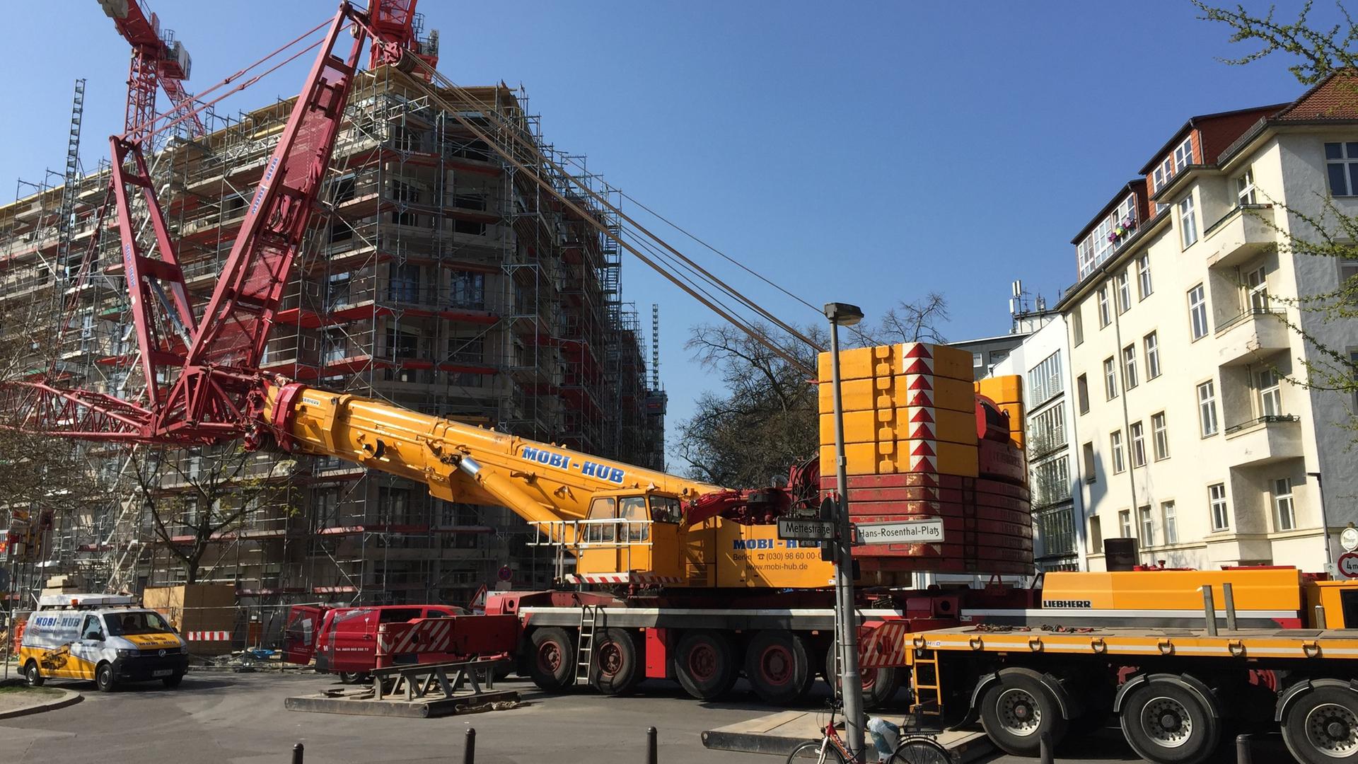 Kräne und Maschinen vor einer Baustelle. Kräne und Maschinen vor einer Baustelle.
