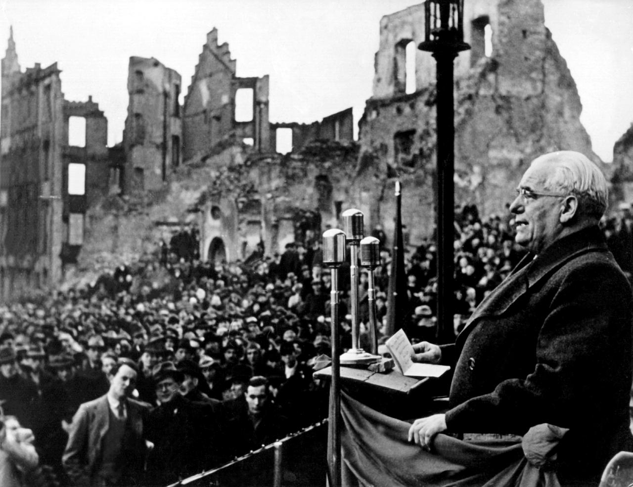 Historisches Schwarz-Weiß-Foto von Wilhelm Pieck, der vor den Ruinen Frankfurt am Mains eine Rede hält. Historisches Schwarz-Weiß-Foto von Wilhelm Pieck, der vor den Ruinen Frankfurt am Mains eine Rede hält.