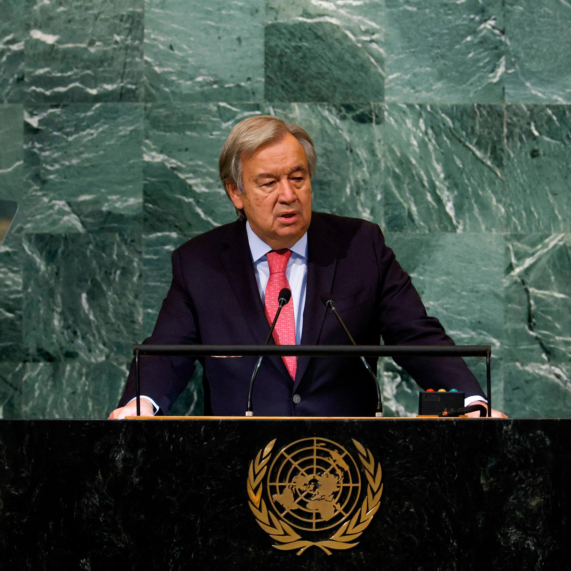 UNO-Generalsekretär Antonio Guterres steht am Rednerpult und spricht zu den versammelten Nationen.