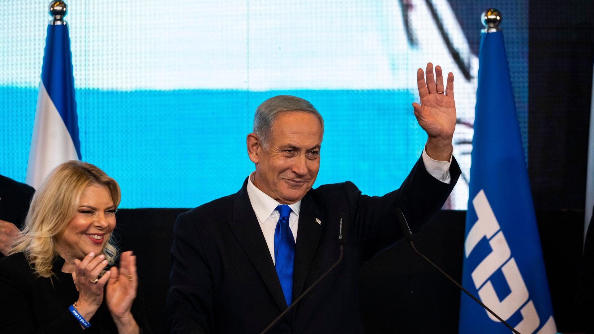 Likud-Chef Benjamin Netanjahu während eines Statements nach den ersten Wahlergebnissen. Neben ihm steht seine Frau Sara.