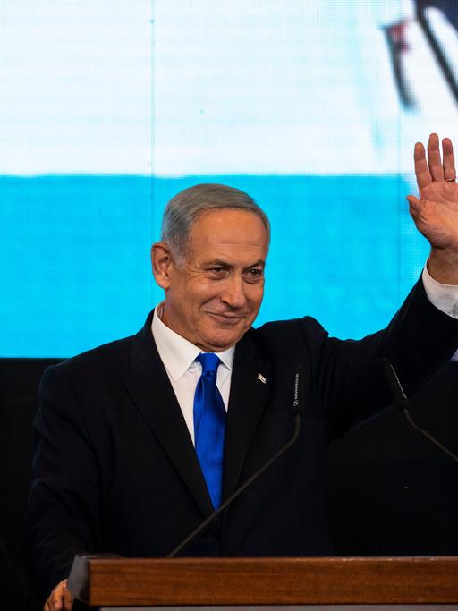 Likud-Chef Benjamin Netanjahu während eines Statements nach den ersten Wahlergebnissen. Neben ihm steht seine Frau Sara.