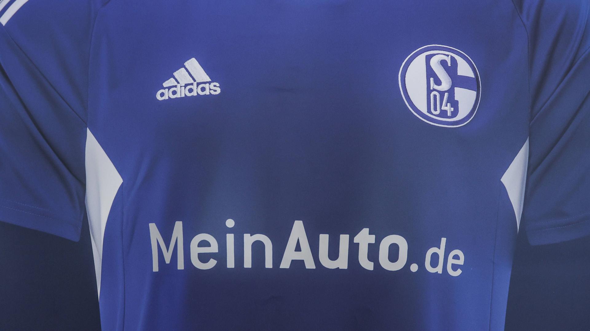 Auf einem blauen T-Shirt von Schalke 04 steht "MeinAuto.de"