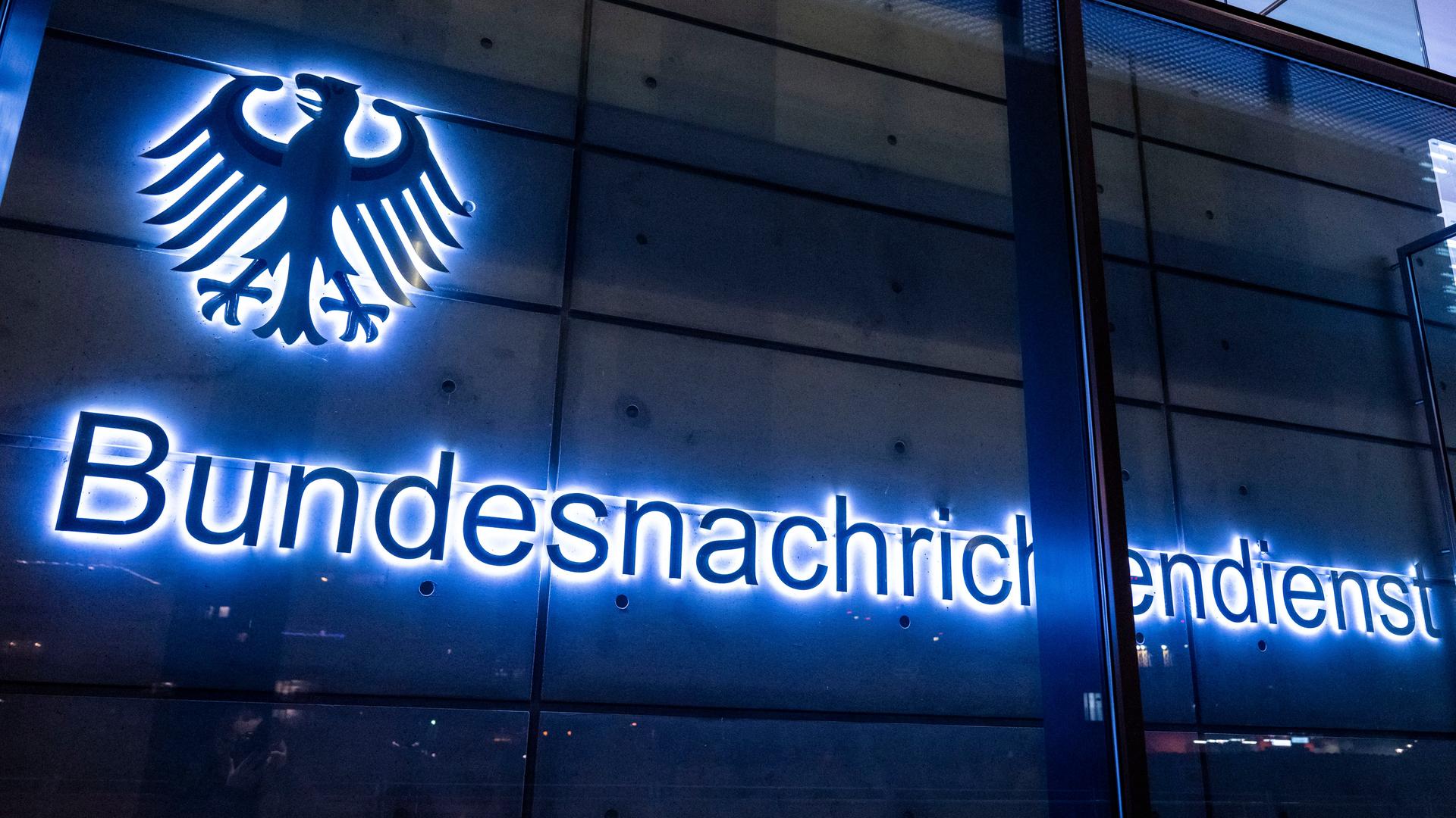 An einem Eingang der Zentrale des Bundesnachrichtendienstes steht der Schriftzug des Geheimdienstes. An einem Eingang der Zentrale des Bundesnachrichtendienstes steht der Schriftzug des Geheimdienstes.