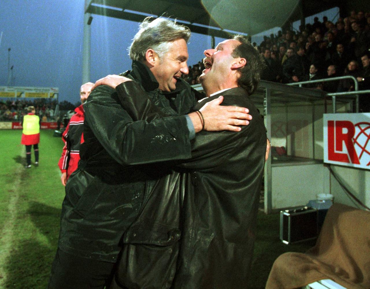 Trainer Peter Neururer (rechts) jubelt mit Präsident Helmut Spikker (beide LR Ahlen) Trainer Peter Neururer (rechts) jubelt mit Präsident Helmut Spikker (beide LR Ahlen)