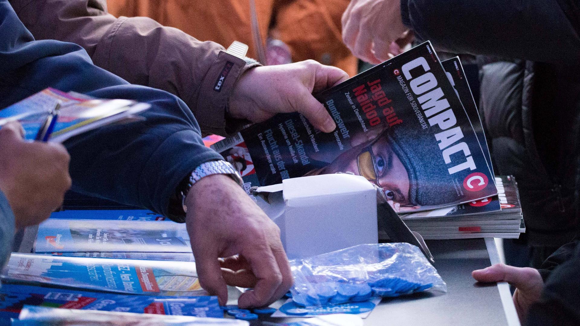 Verteilung von Compact-Magazinen bei einer AfD-Kundgebung am 19.09.2017 in München Verteilung von Compact-Magazinen bei einer AfD-Kundgebung am 19.09.2017 in München