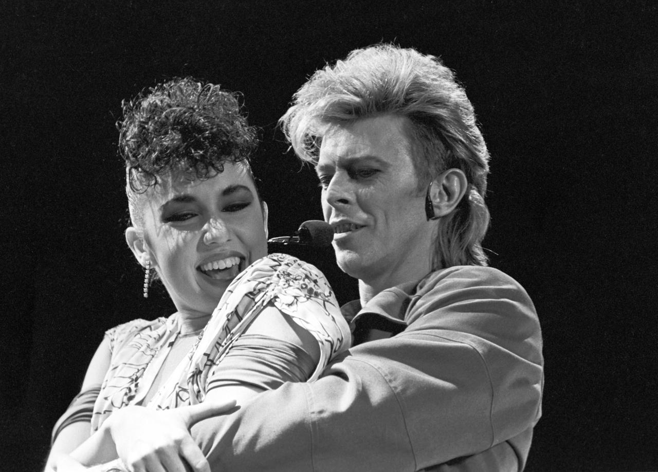 Der englische Sänger David Bowie (r) während seines Konzertes am 06.06.1987 vor 60.000 Zuhörern in West-Berlin vor dem Reichstaggebäude. Der englische Sänger David Bowie (r) während seines Konzertes am 06.06.1987 vor 60.000 Zuhörern in West-Berlin vor dem Reichstaggebäude.