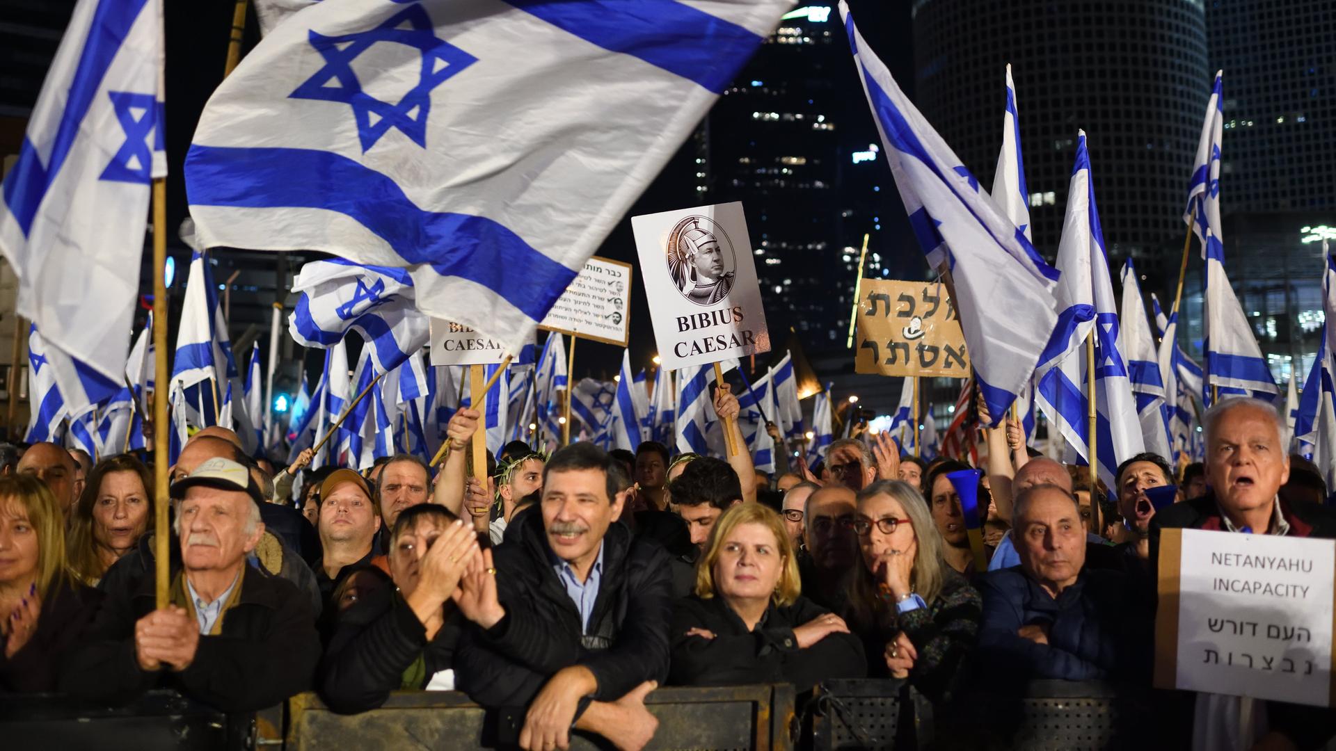 Tausende von Israelis protestieren gegen die neue rechtsnationale Regierung des Landes. Auf der Demonstration werden israelische Flaggen geschwenkt. Tausende von Israelis protestieren gegen die neue rechtsnationale Regierung des Landes. Auf der Demonstration werden israelische Flaggen geschwenkt.