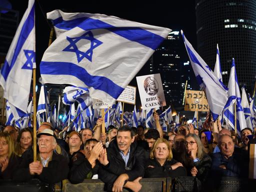 Tausende von Israelis protestieren gegen die neue rechtsnationale Regierung des Landes. Auf der Demonstration werden israelische Flaggen geschwenkt.