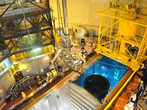 LE COURRIER PICARD ; Penly - Visite dÃ©cennale de l'unitÃ© de production 2 de la centrale nuclÃ©aire. L'inspection de la cuve du rÃ©acteur se fait Ã  l'aide d'un robot d'acier appelÃ© MIS. Les employÃ©s qui manoeuvrent sont Ã©quipÃ©s de combinaisons micro-ventilÃ©es. 