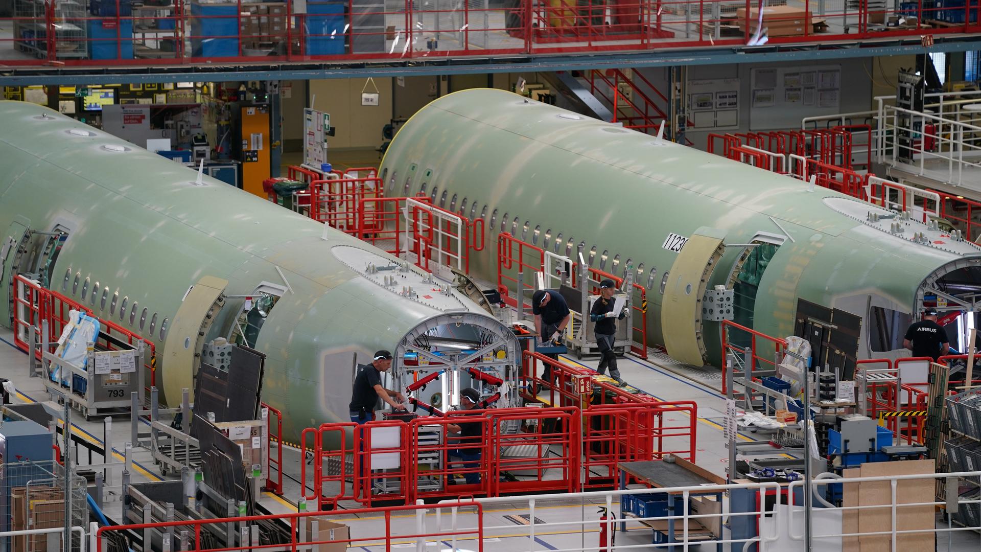 Airbus-Mitarbeiter arbeiten in der Halle 260 auf dem Airbus Werksgelände in Hamburg-Finkenwerder an den A320-Flugzeugrümpfen