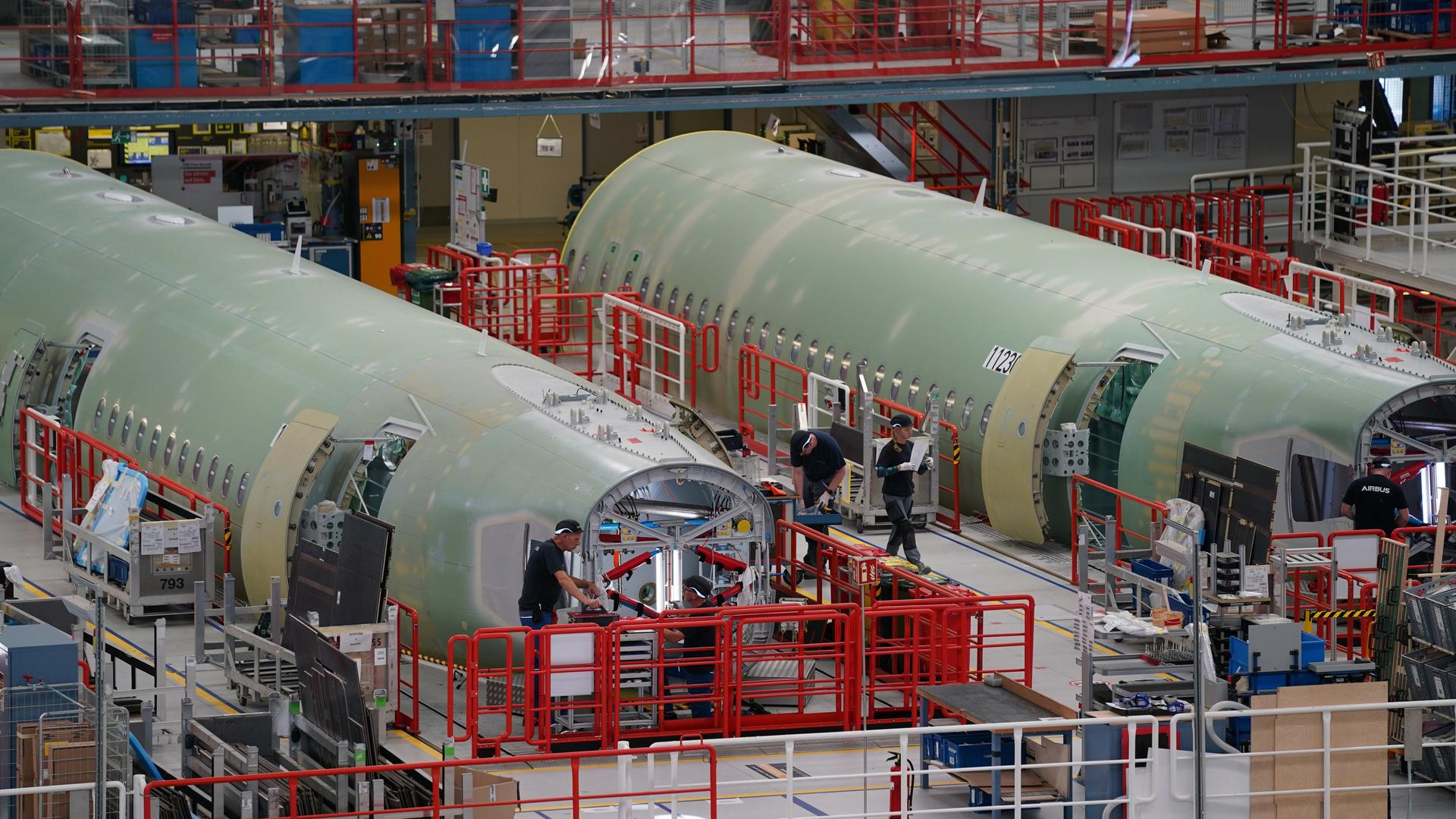 Airbus-Mitarbeiter arbeiten in der Halle 260 auf dem Airbus Werksgelände in Hamburg-Finkenwerder an den A320-Flugzeugrümpfen Airbus-Mitarbeiter arbeiten in der Halle 260 auf dem Airbus Werksgelände in Hamburg-Finkenwerder an den A320-Flugzeugrümpfen