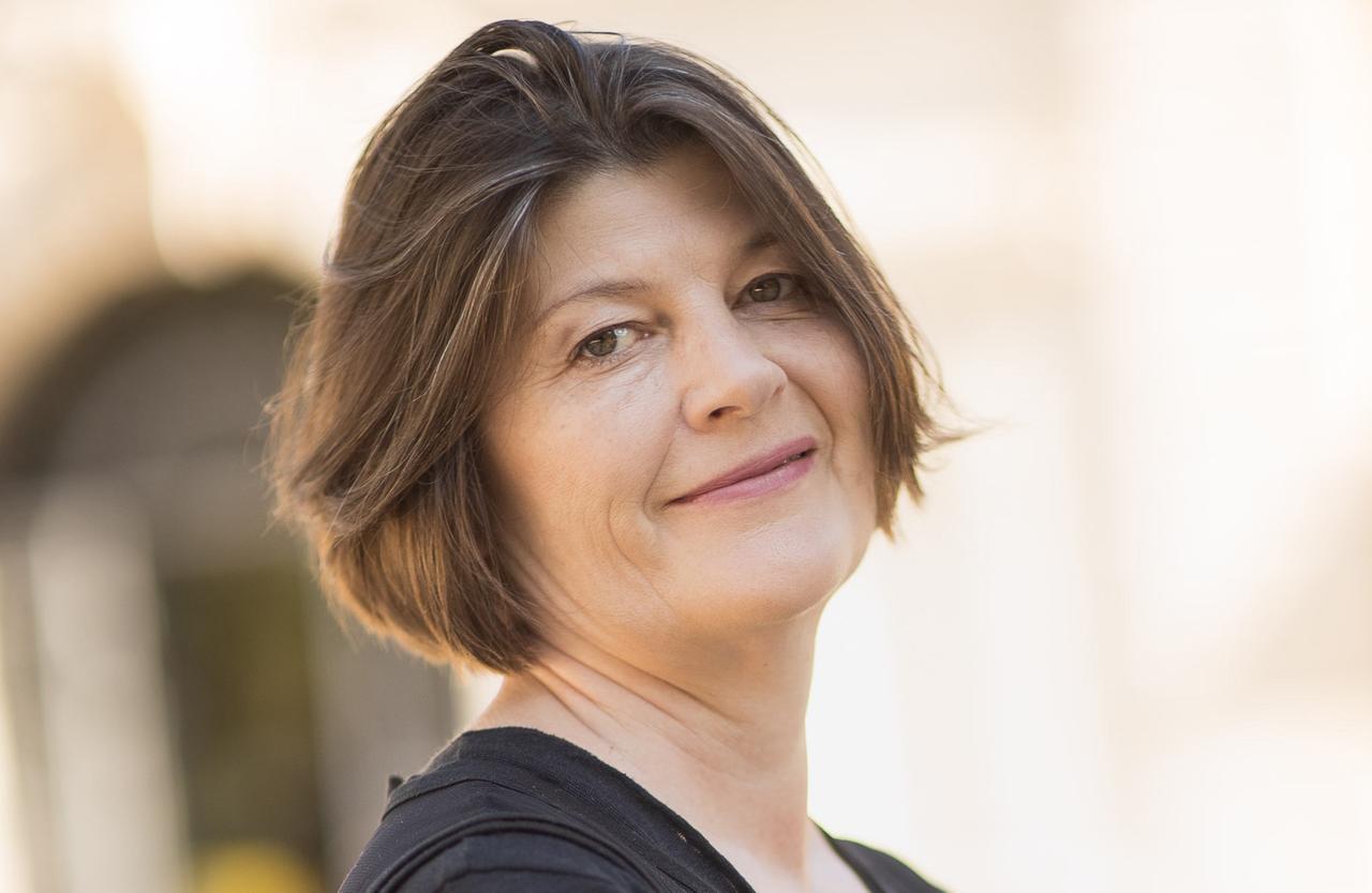 Julia Draganovic schaut lächelnd aus dem Profil in die Kamera Julia Draganovic schaut lächelnd aus dem Profil in die Kamera