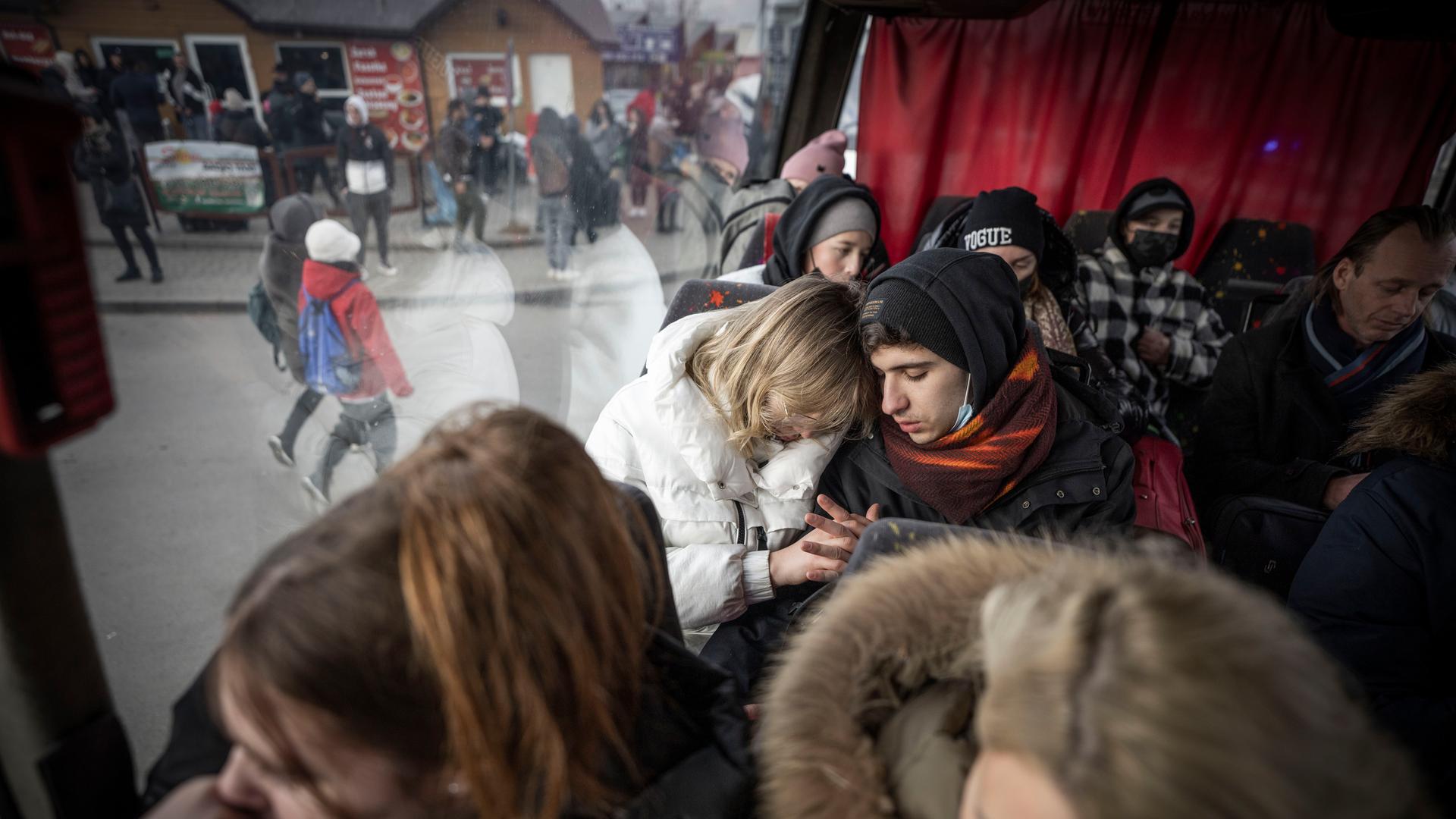 Geflüchtete aus der Ukraine sitzen nach ihrem Grenzübertritt von Schehyni in der Ukraine nach Medyka in Polen in einem Bus, der sie zu einer Ãbergangsunterkunft bringt. Zahlreiche Ukrainer verlassen nach Militäraktionen Russlands auf ukrainischem Staatsgebiet das Land.