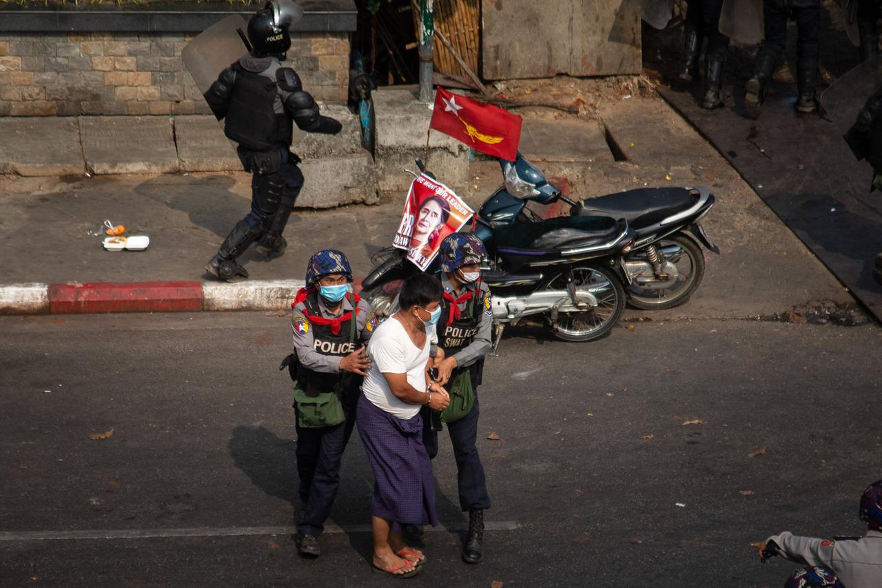 In Yangon wird im Februar 2021 nach Protesten gegen den Militärputsch ein Mann von der Polizei abgeführt.