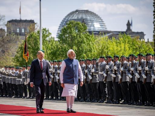 Berlin: Bundeskanzler Olaf Scholz (SPD, l) begrüßt Narendra Modi, Premierminister von Indien, mit militärischen Ehren zu den deutsch-indischen Regierungskonsultationen.