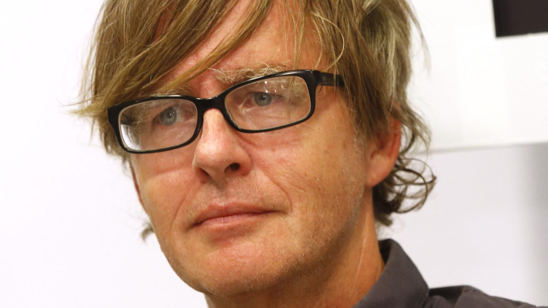 Der Schriftsteller Jörg-Uwe Albig im dunklen Hemd und mit schwarzer Brille Der Schriftsteller Jörg-Uwe Albig im dunklen Hemd und mit schwarzer Brille