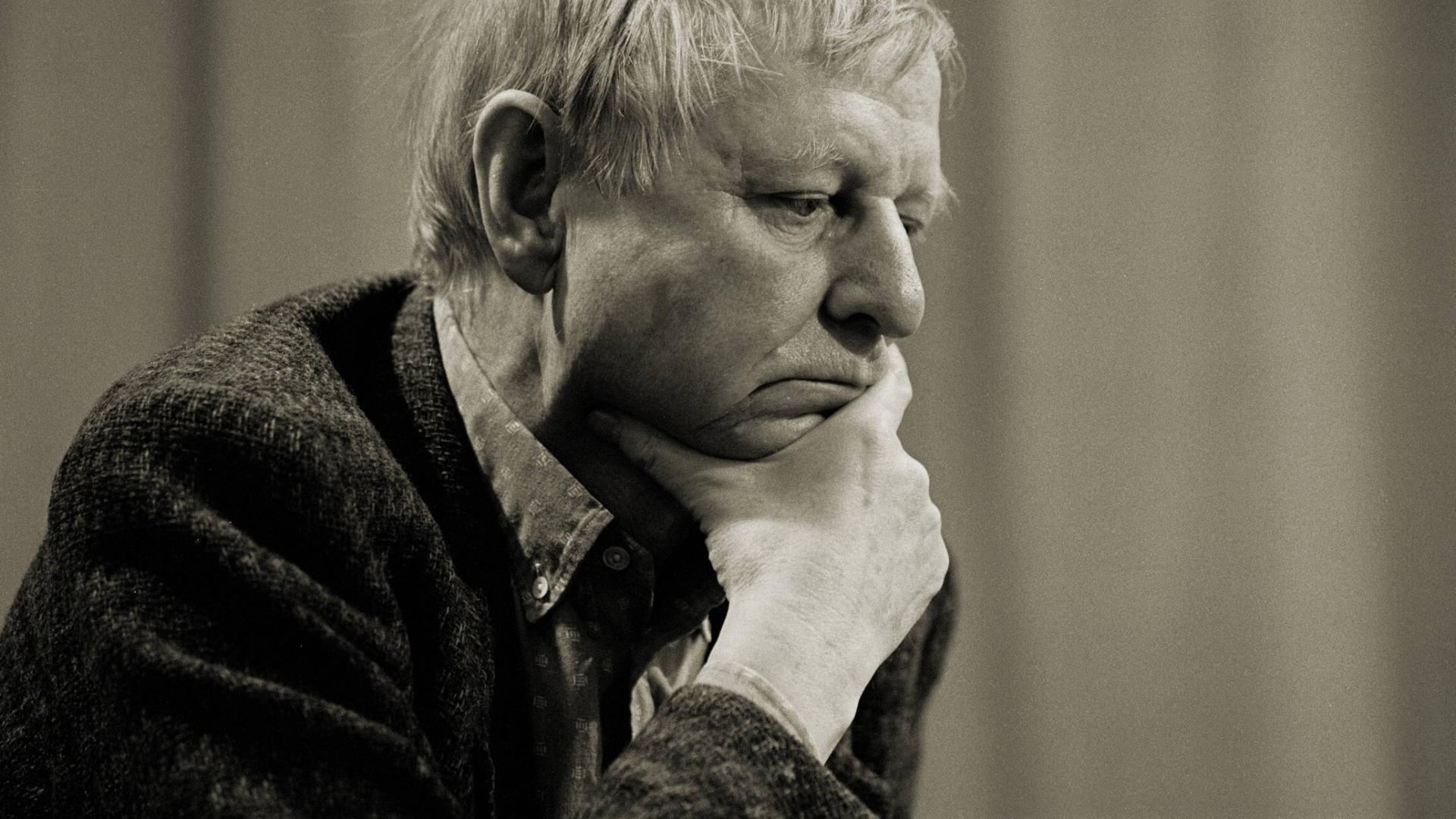 Porträt von Hans Magnus Enzensberger. Ein älterer Mann mit weißem Haar, der seinen Kopf mit nachdenklichem Ausdruck auf der Hand abstützt. Porträt von Hans Magnus Enzensberger. Ein älterer Mann mit weißem Haar, der seinen Kopf mit nachdenklichem Ausdruck auf der Hand abstützt.