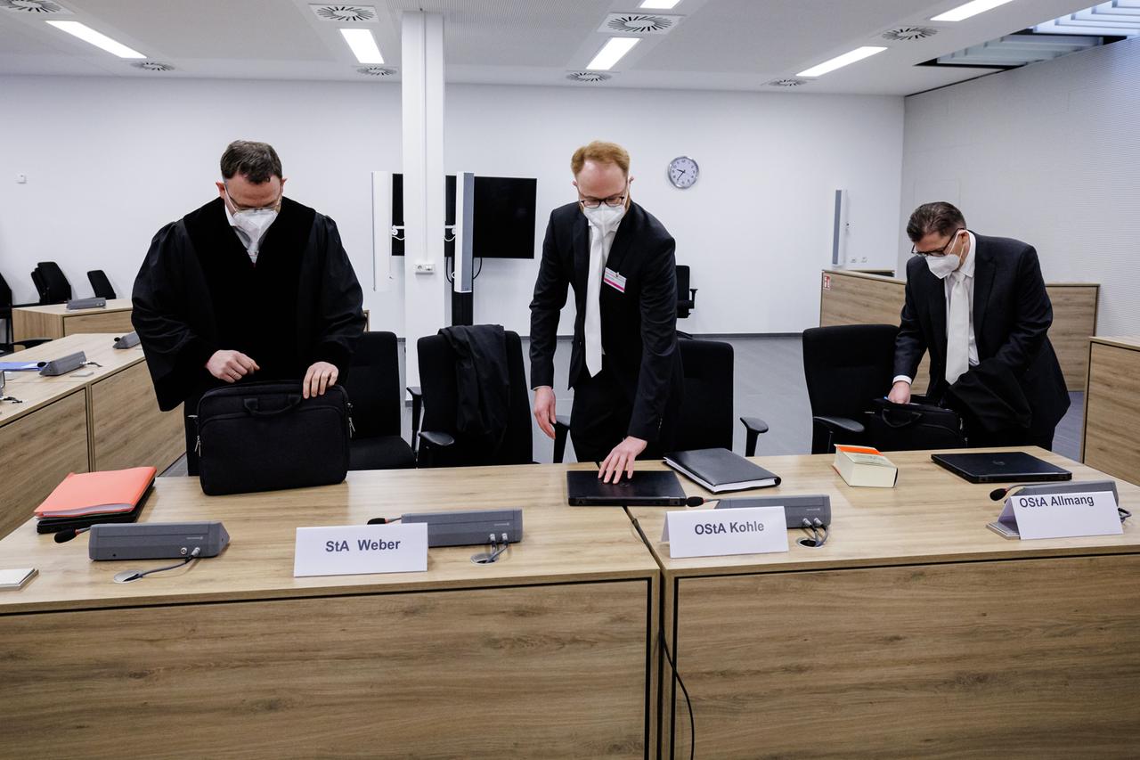 Vertreter der Staatsanwaltschaft kommen in den Saal des Oberlandesgerichts Dresden, wo der Prozess um den Juwelenraub im Grünen Gewölbe des Dresdner Residenzschlosses im November 2019 beginnt. Vertreter der Staatsanwaltschaft kommen in den Saal des Oberlandesgerichts Dresden, wo der Prozess um den Juwelenraub im Grünen Gewölbe des Dresdner Residenzschlosses im November 2019 beginnt.