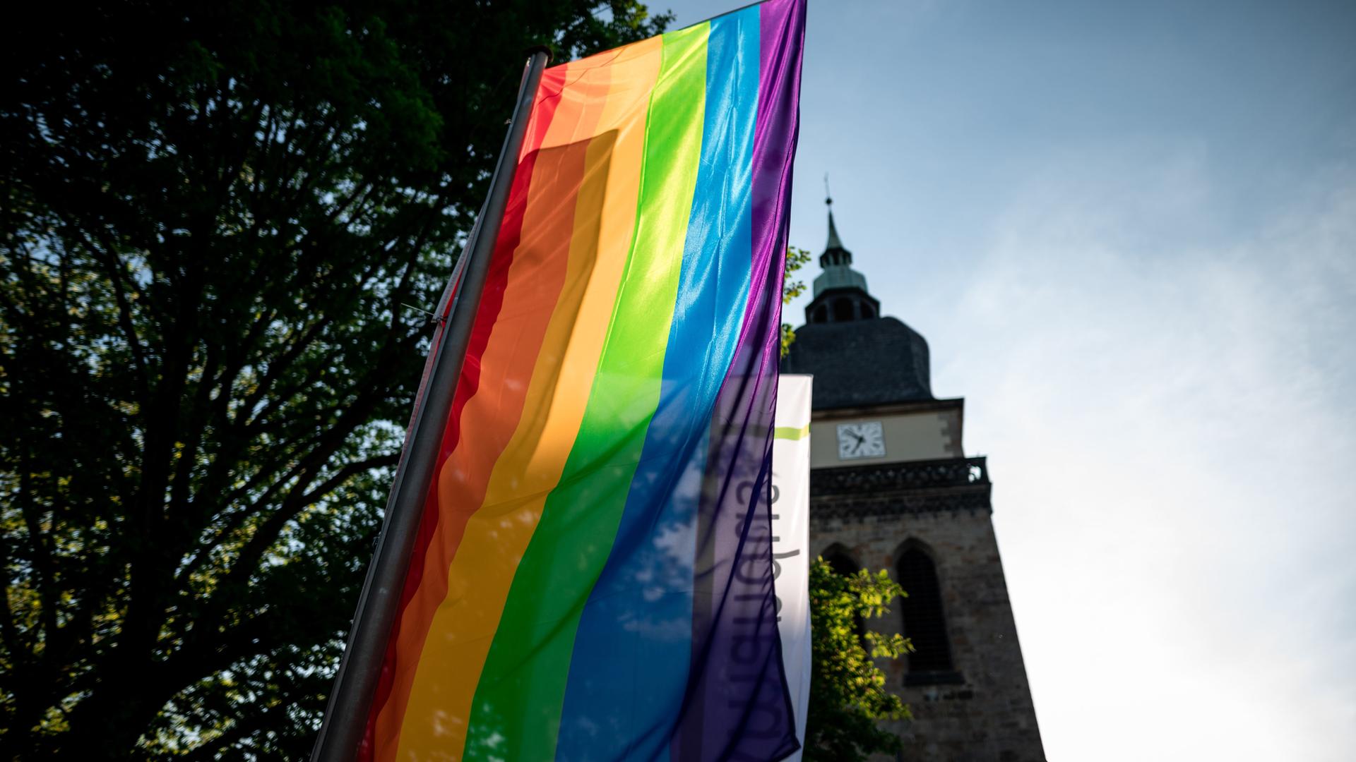 Regenbogenfahne vor der Pfarrkirche Datteln anlässlich der "Segensfeier für alle Liebenden". Regenbogenfahne vor der Pfarrkirche Datteln anlässlich der "Segensfeier für alle Liebenden".