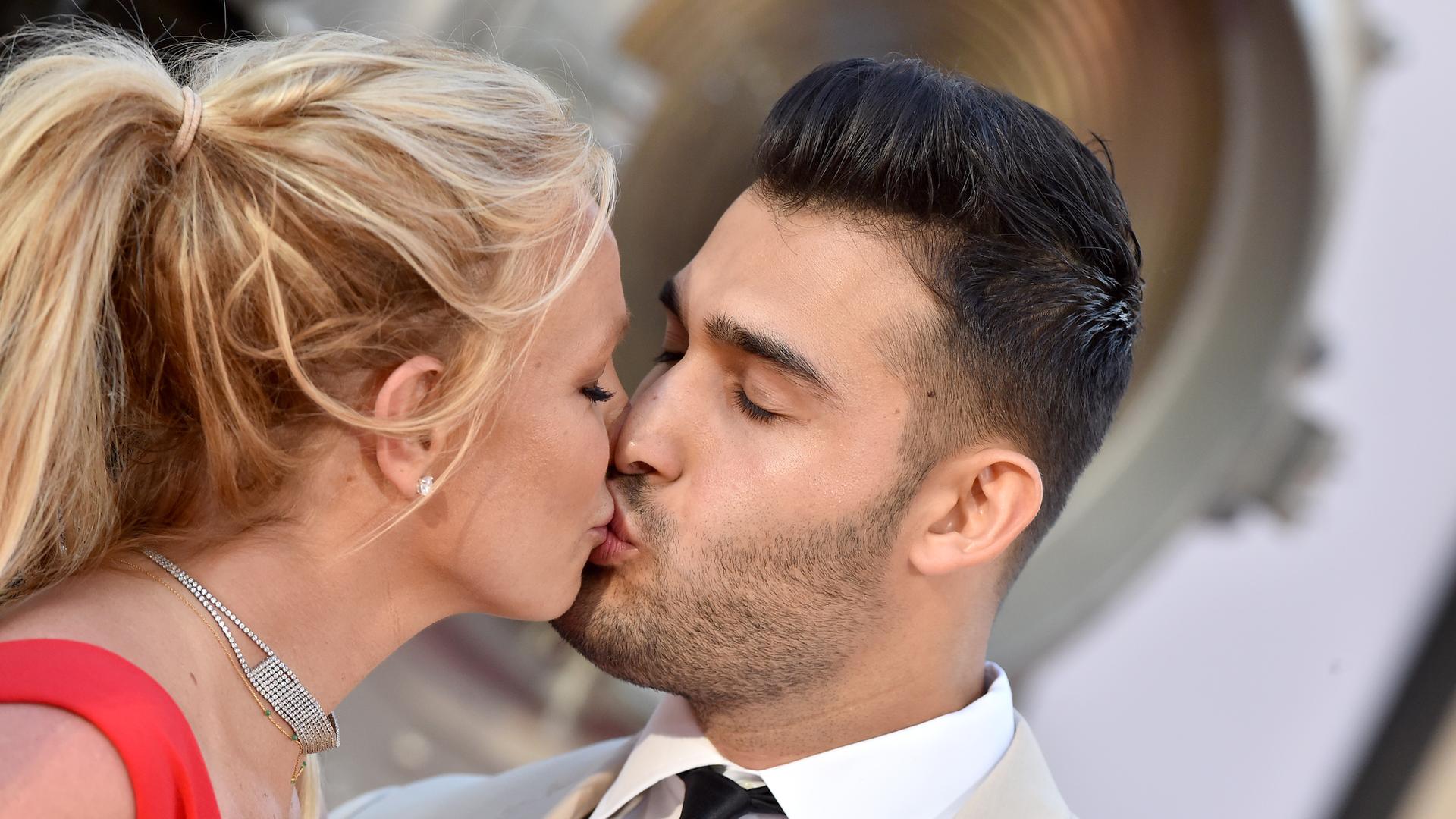 Britney Spears und Sam Asghari küssen sich während der Premierenfeier des Films "Once Upon a Time ... in Hollywood" in Los Angeles. Britney Spears und Sam Asghari küssen sich während der Premierenfeier des Films "Once Upon a Time ... in Hollywood" in Los Angeles.