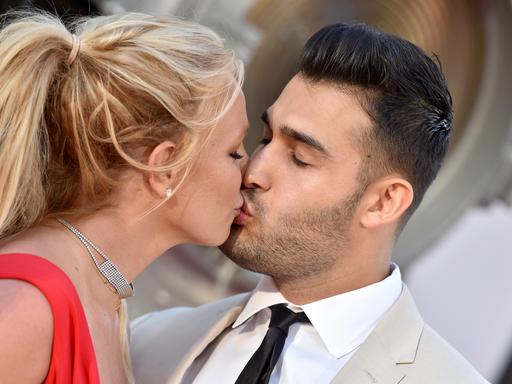 Britney Spears und Sam Asghari küssen sich während der Premierenfeier des Films "Once Upon a Time ... in Hollywood" in Los Angeles.