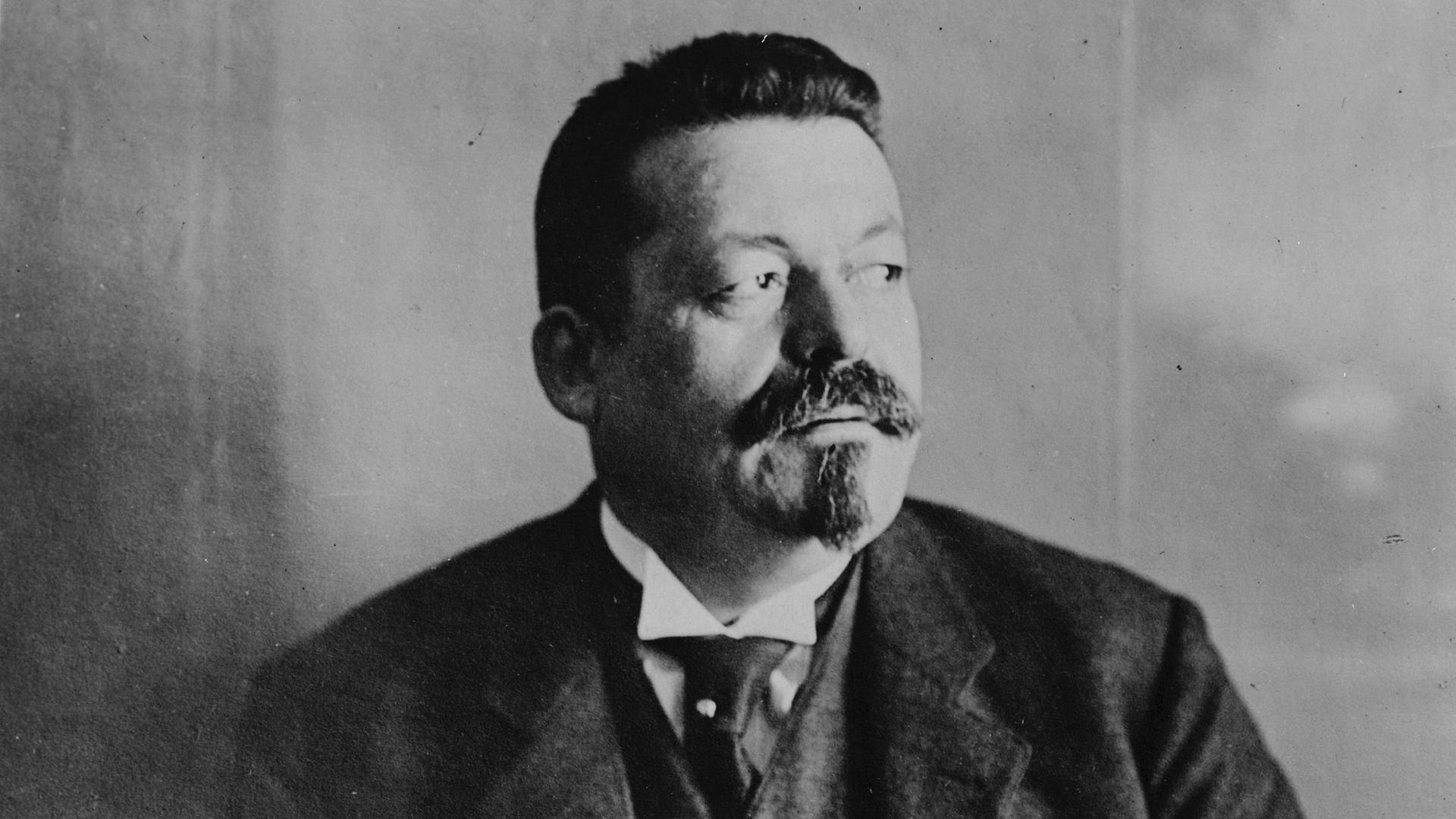 Reichspräsident Friedrich Ebert posiert für ein Foto.
