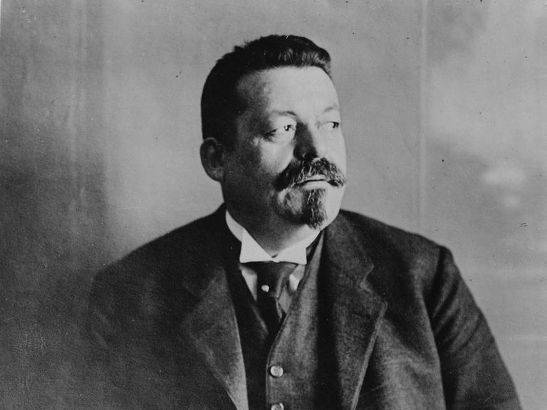 Reichspräsident Friedrich Ebert posiert für ein Foto.