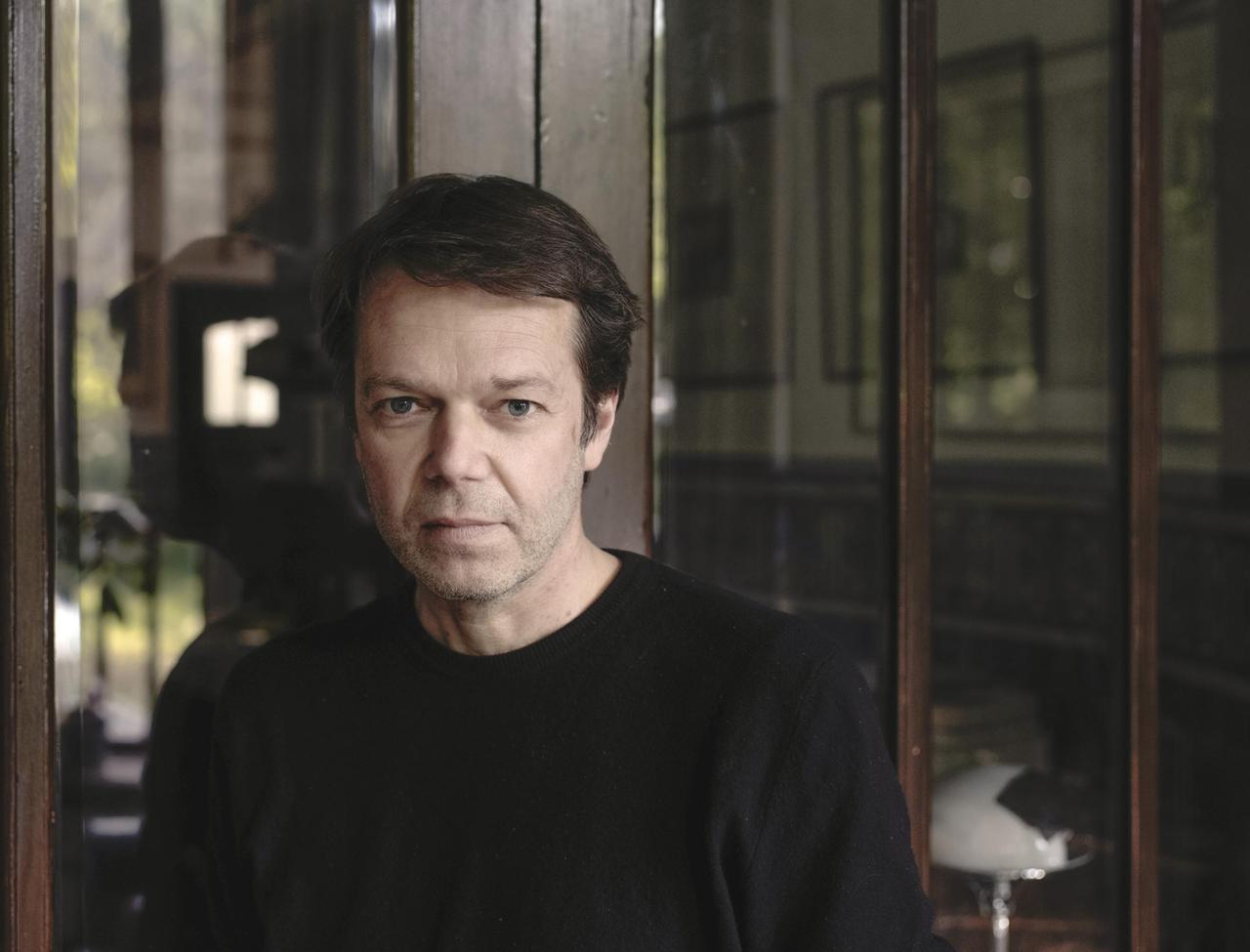 Porträtaufnahme von Hans-Christian Schmid, der ernst in die Kamera blickt. Porträtaufnahme von Hans-Christian Schmid, der ernst in die Kamera blickt.