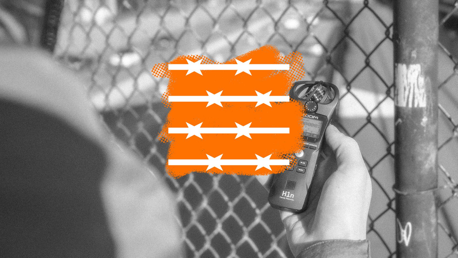An einem Maschendrahtzaun hält eine Hand ein Aufnahmegerät. Daneben eine orangefarbene Collage.