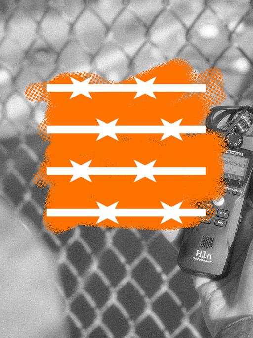 An einem Maschendrahtzaun hält eine Hand ein Aufnahmegerät. Daneben eine orangefarbene Collage.