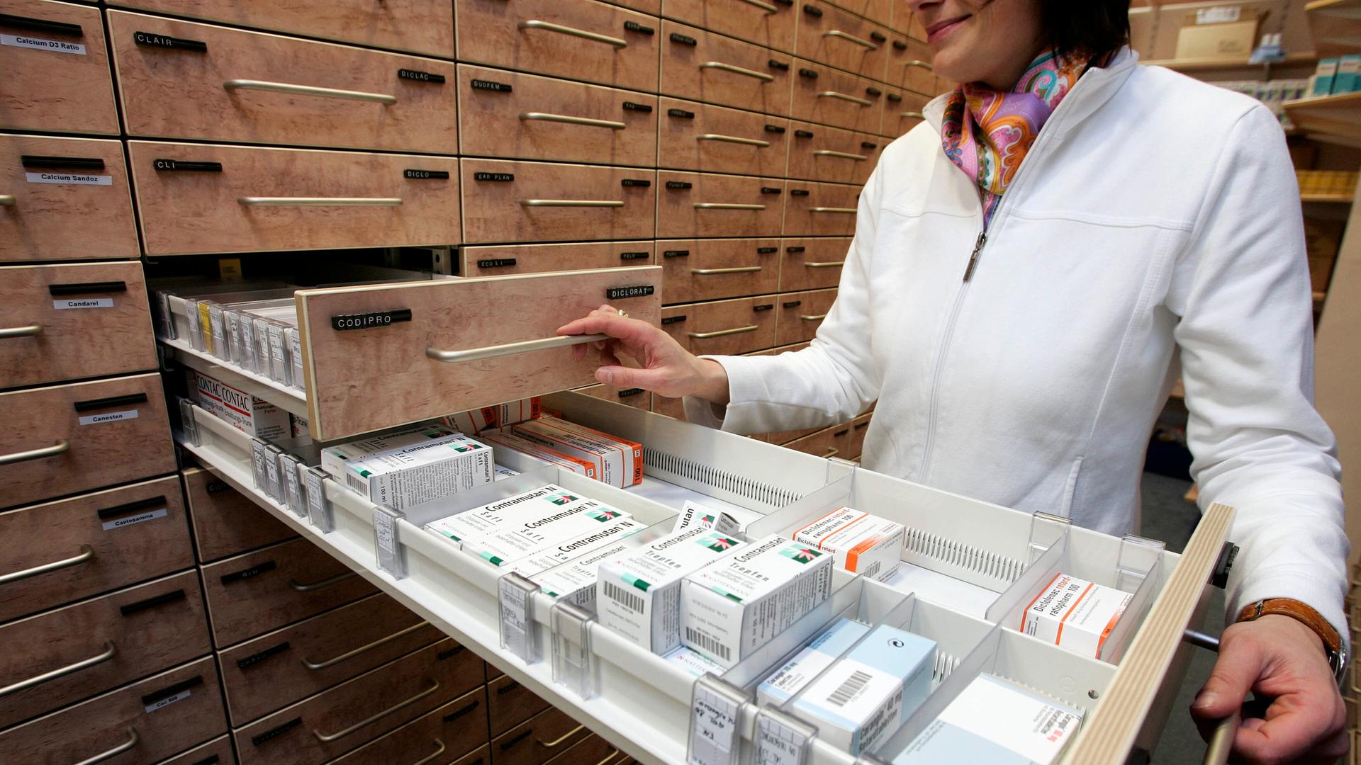 Eine Apothekerin nimmt in Hannover am 17. Januar 2006 Medikamente aus der Schublade des Medikamentenschranks. Eine Apothekerin nimmt in Hannover am 17. Januar 2006 Medikamente aus der Schublade des Medikamentenschranks.
