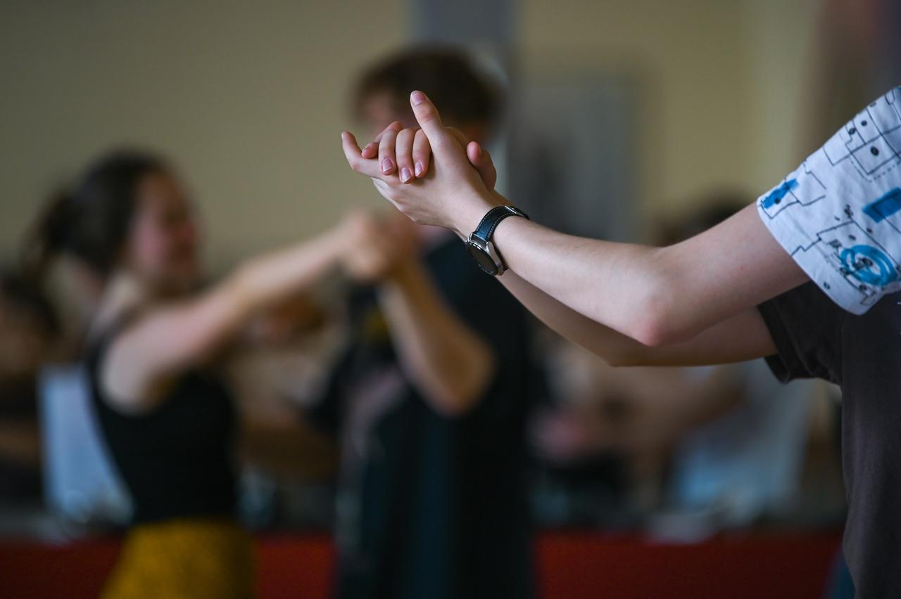 Menschen tanzen in einem Tanzstudio. Menschen tanzen in einem Tanzstudio.