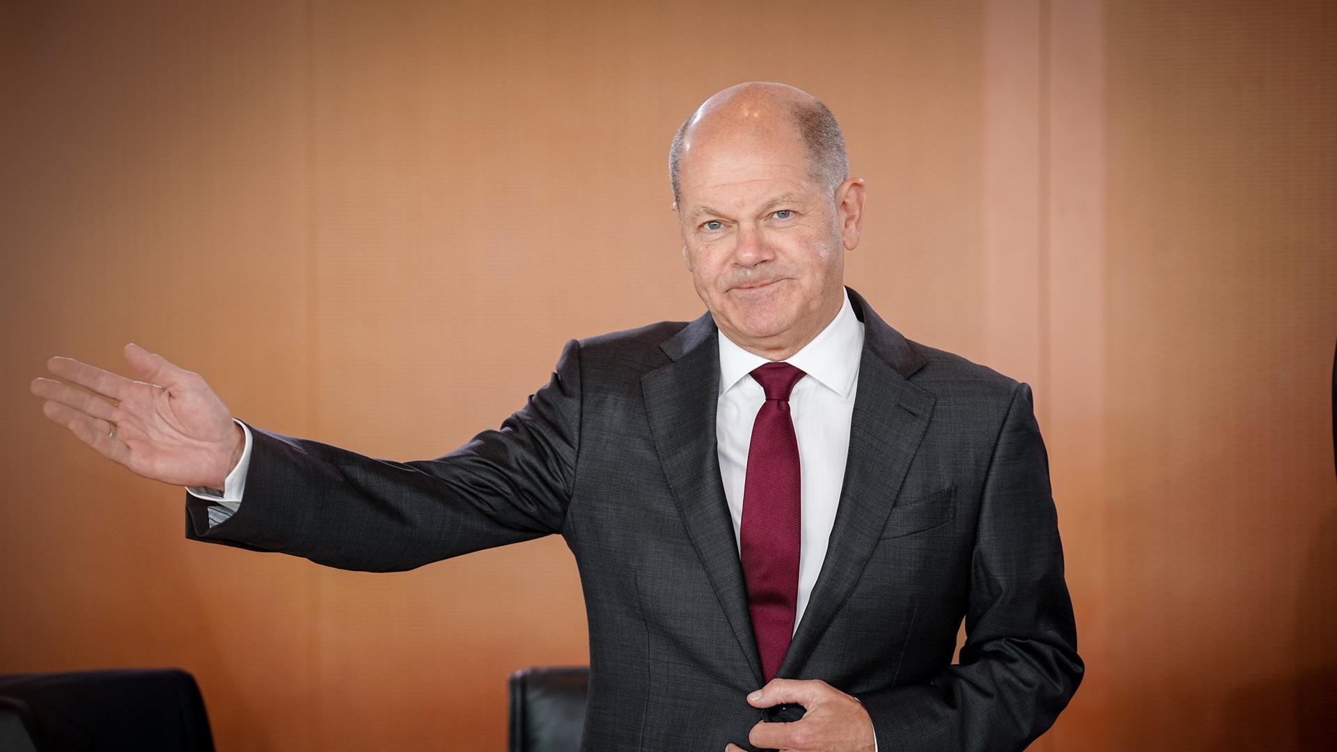 Bundeskanzler Olaf Scholz (SPD) bitte seine Kabinettskollegen bei der Sitzung des Bundeskabinetts im Bundeskanzleramt an den Tisch.