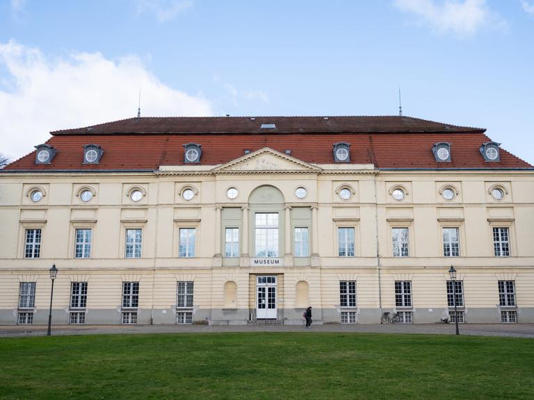 Die Sonne scheint auf den Theaterbau des Schlosses Charlottenburg. Das Käthe-Kollwitz-Museum wird 2022 in den repräsentativen Theaterbau ziehen.