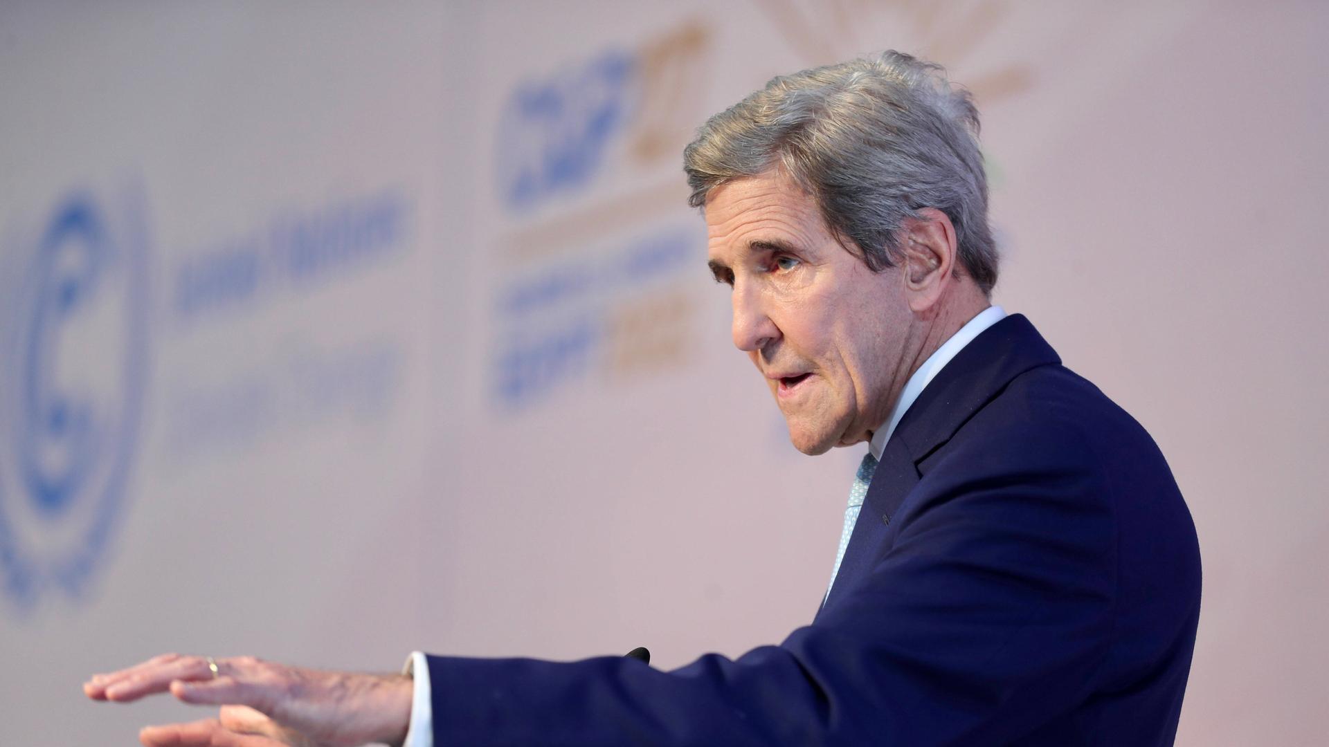 John Kerry bei einer Rede auf der COP27 John Kerry bei einer Rede auf der COP27