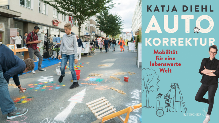 Das Buchcover zu Katja Diehl: "Autokorrektur" vor einer Straßenfestszene ohne Autoverkehr Das Buchcover zu Katja Diehl: "Autokorrektur" vor einer Straßenfestszene ohne Autoverkehr