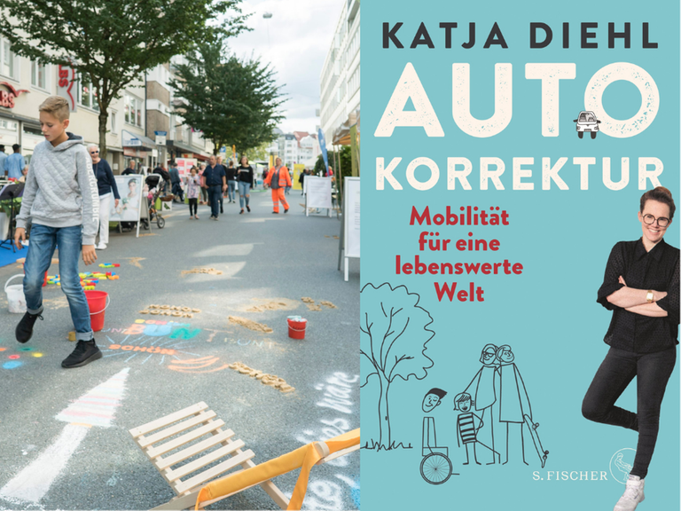 Das Buchcover zu Katja Diehl: "Autokorrektur" vor einer Straßenfestszene ohne Autoverkehr