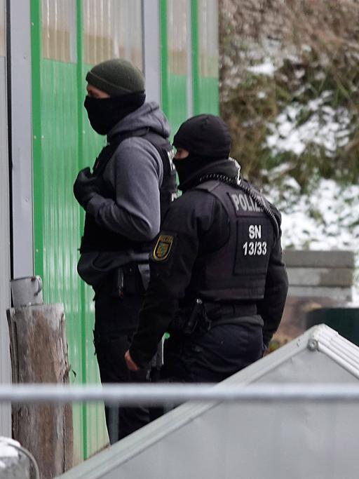  Zwei vermummte Beate bei einer Großrazzia in einem Landschaftspflege-Betrieb in Olbernhau. 