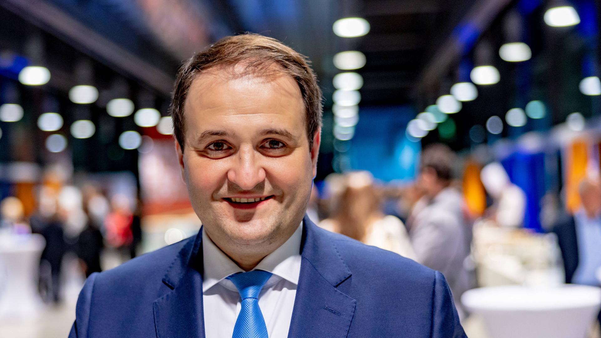 Der Chef der Staatskanzlei NRW Nathanael Liminski, lachend auf einer Veranstaltung der Deutschen Welle
Der Chef der Staatskanzlei NRW Nathanael Liminski, lachend auf einer Veranstaltung der Deutschen Welle