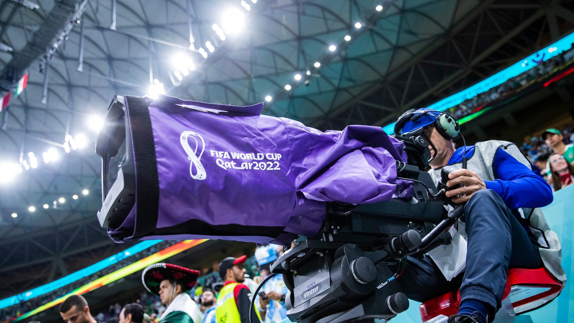 Ein Kameramann bei der WM in Katar im Stadion Ein Kameramann bei der WM in Katar im Stadion
