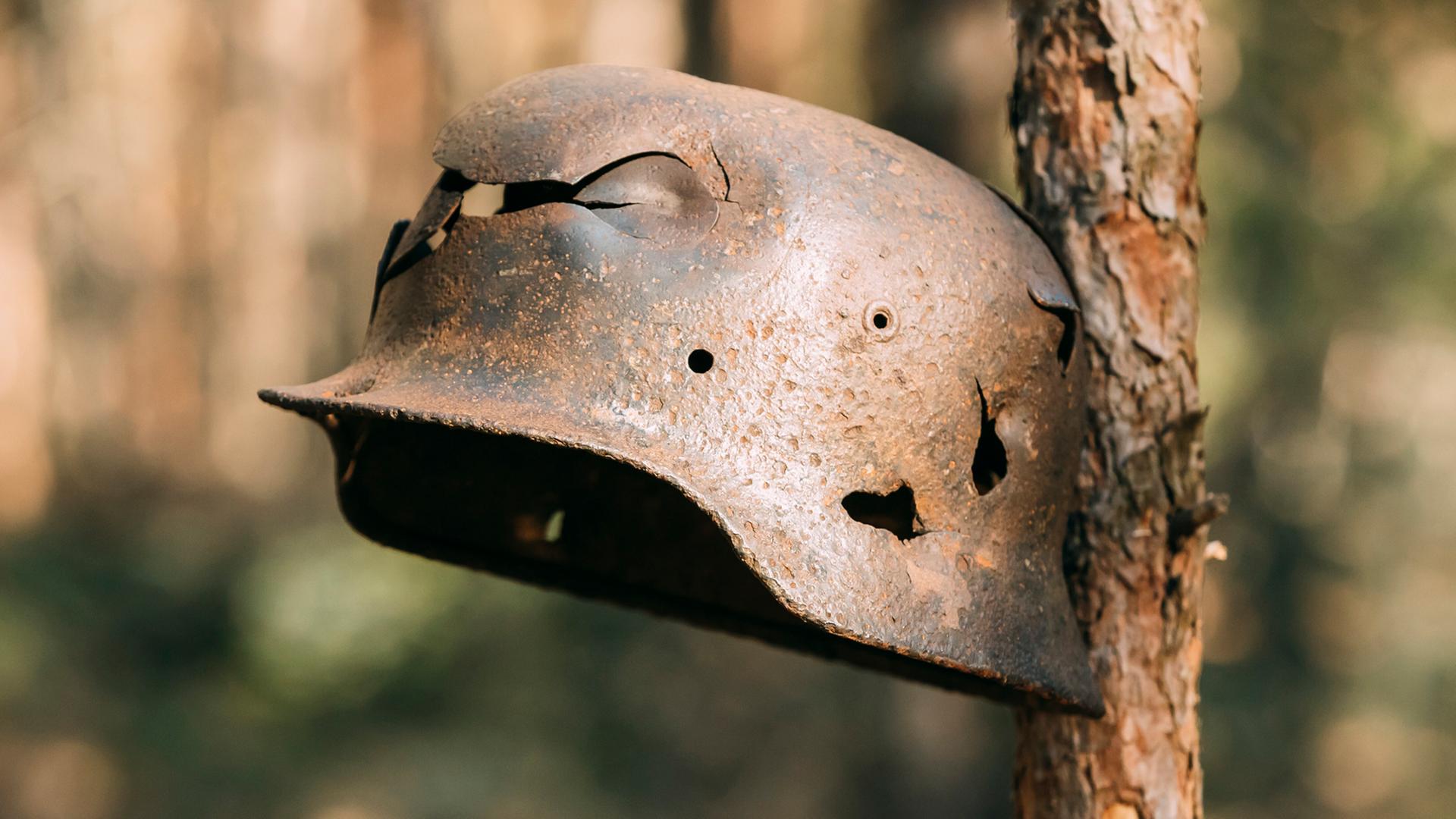 Das Bild zeigt den Stahl-Helm von einem Soldaten. Der Helm ist alt und von Kugeln durchlöchert. Das Bild zeigt den Stahl-Helm von einem Soldaten. Der Helm ist alt und von Kugeln durchlöchert.