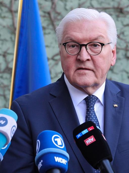 Bundespräsident Frank-Walter Steinmeier gibt in der deutschen Botschaft in Warschau vor Pressevertretern eine Erklärung zur Reiseabsage nach Kiew