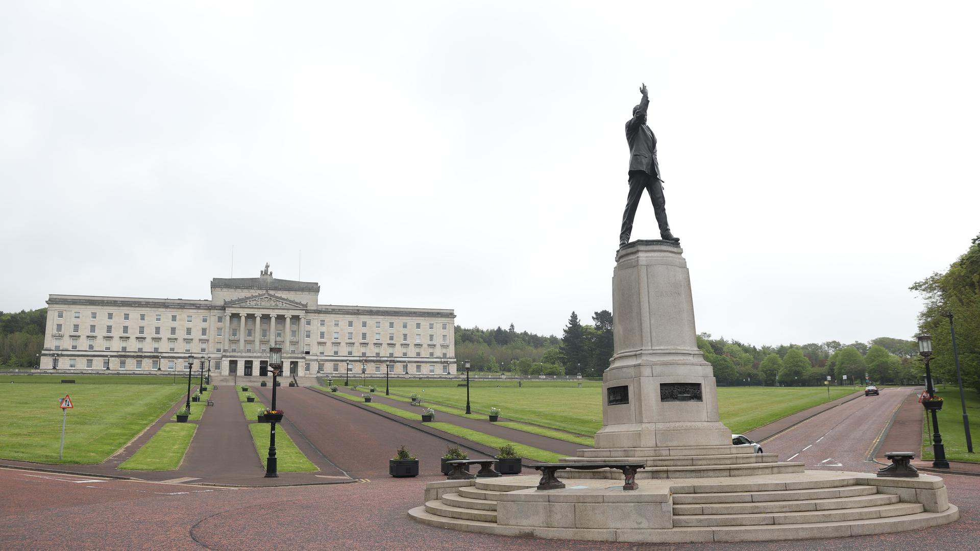Eine Statue steht vor dem Parlamentsgebäude in Belfast, Nordirland.