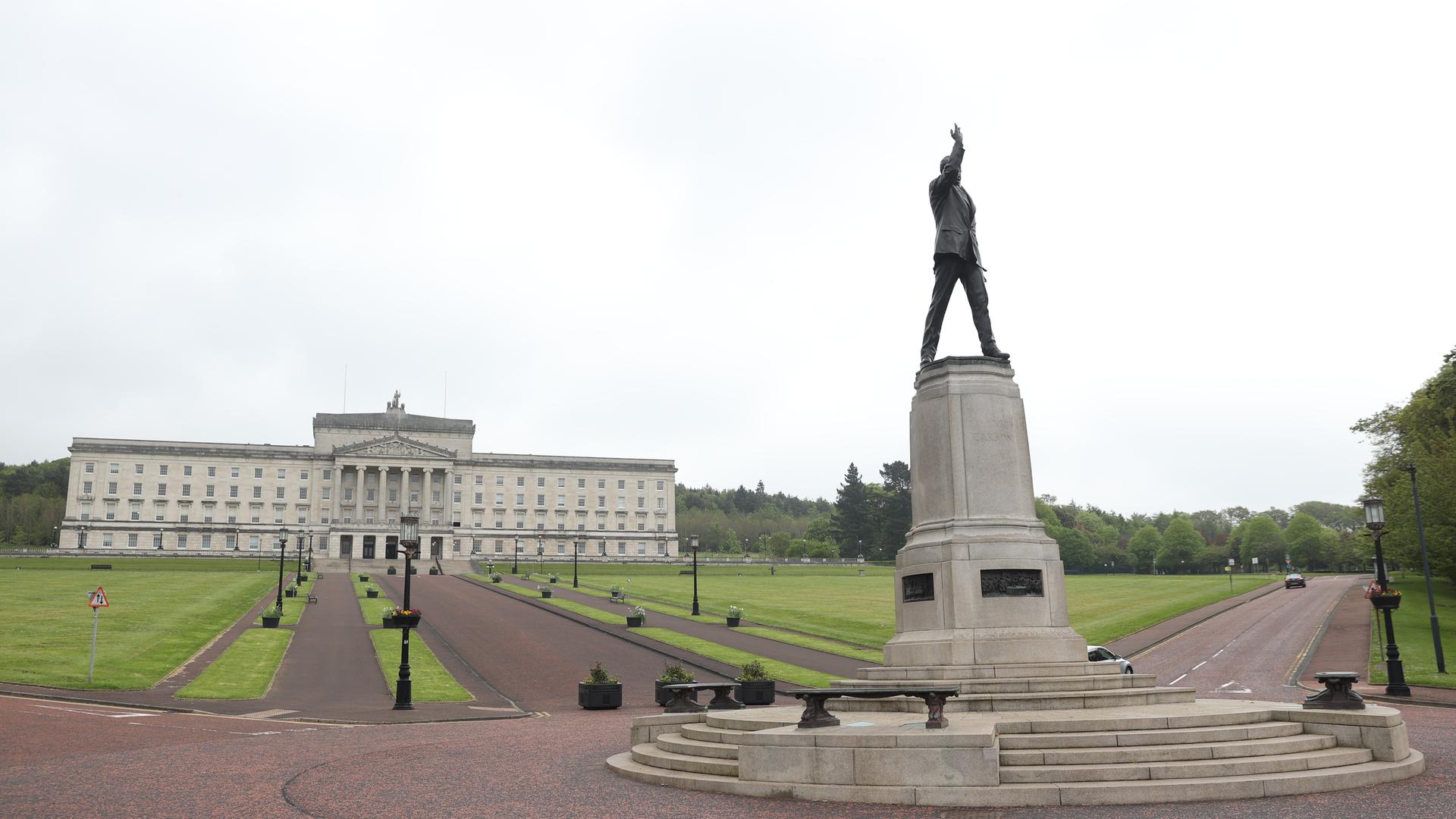 Eine Statue steht vor dem Parlamentsgebäude in Belfast, Nordirland. Eine Statue steht vor dem Parlamentsgebäude in Belfast, Nordirland.