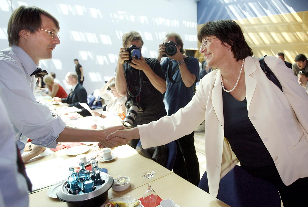 Die damalige Bundesgesundheitsministerin Ulla Schmidt begrüßt 2006 zu Beginn einer Vorstandssitzung der SPD den Gesundheitsexperten der Partei, Karl Lauterbach