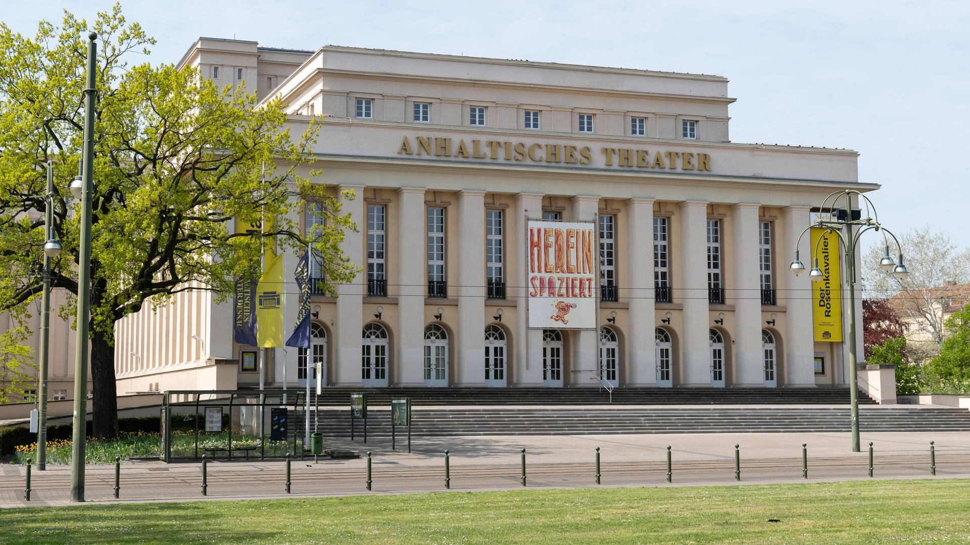 Außenansicht des Anhaltischen Theaters Dessau. Außenansicht des Anhaltischen Theaters Dessau.